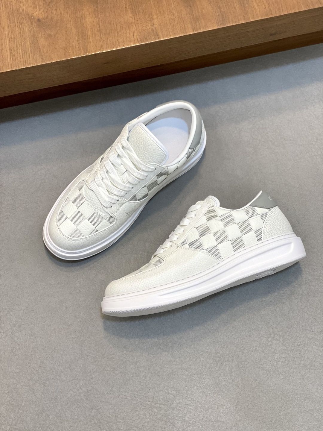 남녀 모두에게 어울리는 밀크 화이트와 연한 회색의 캐주 - Women Shoes Kinds 리뷰 및 가격
